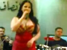 一对新婚夫妇在早餐时练习肛交