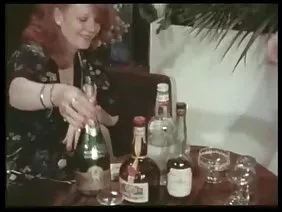 俄罗斯美女在猫和嘴里剪掉了软性和一部分精子。
