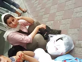 微小的舔一个强大的成员，并轮流跳跃它