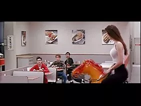 白婊子津津有味地吸了一个巨大的黑色鸡巴