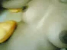 大胸部的成熟小雌马躺在床上的年轻人他妈的他