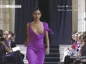 对于她美丽的女儿来说，妈妈很棒