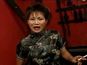 这个男孩射击了隐藏的相机乌克兰蹲便器女士