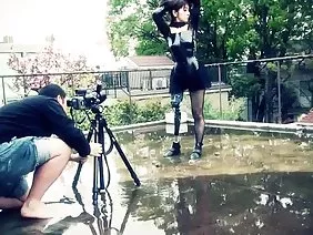 这家伙在所有洞中刺激了两个荡妇，并用精子填充其中一个的屁股