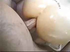 为她的丈夫穿着黑色丝袜,并把它给了屁股