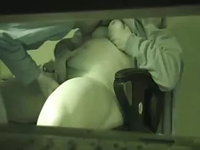 甜美的金发女郎吮吸鸡巴，跳上一个大的阴部猫