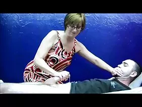 女孩肆无忌惮地在妹妹附近吮吸男朋友的家伙