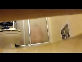 两个女仆玩得很开心,然后他就干了其中一个