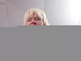 男人性交成熟的母亲和她的女儿