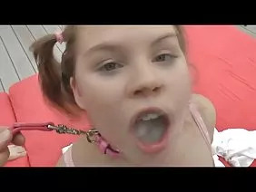 细长的亚洲人把一个鸡巴抽到她的朋友
