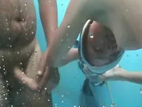 自制的色情爸爸在厨房乱搞他丰满的女儿