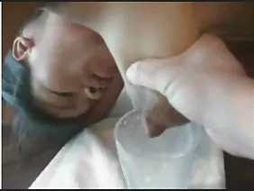 两个年轻的美女吮吸大公鸡的家伙
