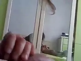 丰满的可爱拉在立管上