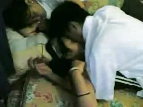 乌木轻拍她的乳房和咀嚼巧克力自慰的阴部