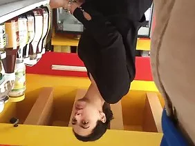 他带着一只小鸡脱下衣服，在两个洞里操她的俄罗斯成员