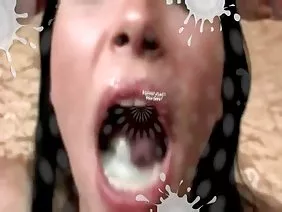 隐藏的相机拍摄为两只小鸡服务成年男子