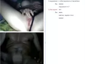 美丽的金发女郎裸在房间里