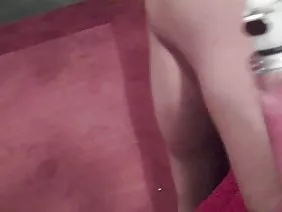 在家里otperdolil他的小鸡在家里