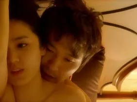 迷人的金发女郎在洞里得到了一个鸡巴