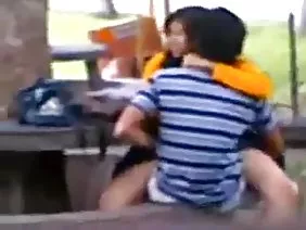 黑发女同性恋者充满激情地给了一个男人