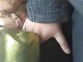 无偿地抢走了一个邪恶的金发女郎在相机上起飞