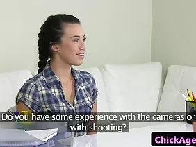 长发的白发妓女给了剃光的阴部