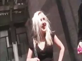 厚颜无耻的婊子允许用两根树干敲打她,即将结束