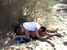 一个成年男子打倒了无辜的荡妇猫