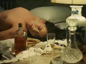 伙计他妈的金发女郎在纹身和刺穿