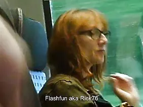 在他的工作椅上与美发师开花