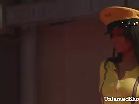 整理的男人乱搞两个成熟的年轻女士与大胸部