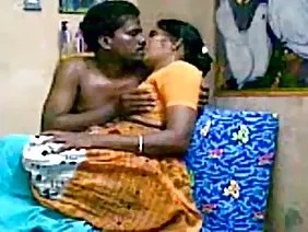 在相机上摇晃他的大山雀