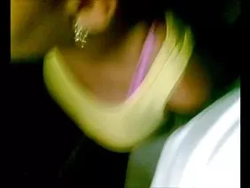 俄罗斯钢棒在沙发上