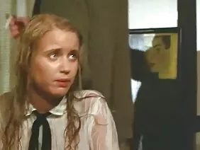 一个年轻的瘦女孩应该戴上一个大刺刀