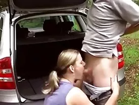 一个俱乐部后醉酒的女朋友通过自慰他们的pussies招待自己
