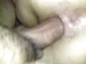 优秀的驾驶他妈的两个年轻女孩和一个男人