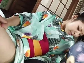 丰满的夫人在一个大鸡巴上滚动