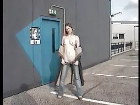 那家伙把他的妹妹放在黑色的沙发上