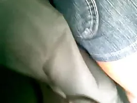 丰满的黑发巧妙地吸吮迪克家伙