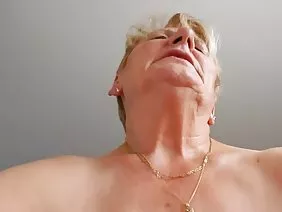 拉扯年轻美女并舔它
