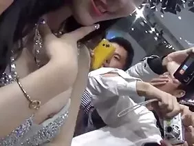 Dude知道一个女人在哪里有一个ji点并使用它