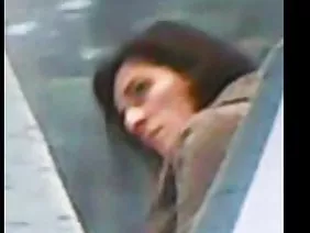两个女孩他妈的和一个男人换钱