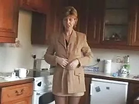 奶奶用柱塞和胡萝卜锤击自己