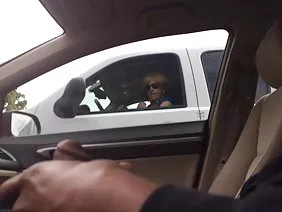 性感女同性恋与黑色strapon玩得开心