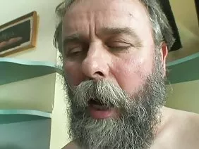 那家伙打电话给医生，他和他的女朋友性交