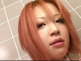 成熟的黑发揉她的瓜，并自慰她的clytre