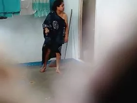 降低牛仔裤，把她的手放在屁股