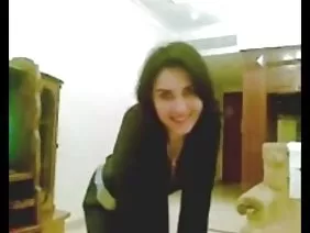 美丽的金发女郎收到了性的一部分