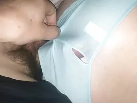 与一只小鸡非常美丽的俄罗斯性。