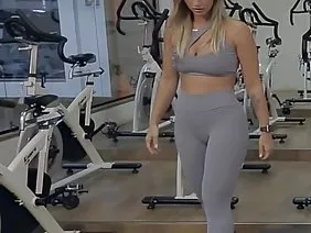 年轻俏皮的女同性恋者发挥他们的手指